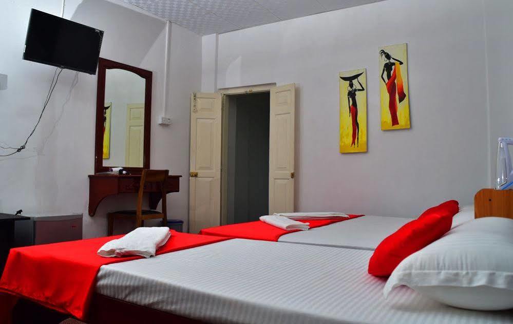 Hotel Walawwa Dutch House Ja-Ela Esterno foto